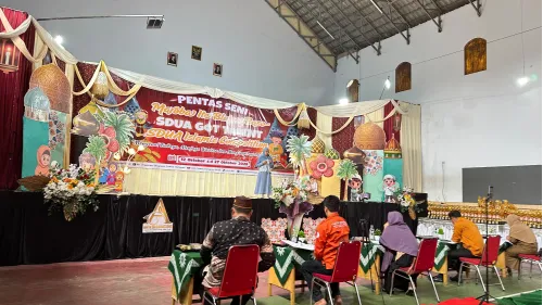 Penuh Antusiasme, Siswa Kelas IV dan V SD Unggulan 'Aisyiyah Taman Harapan Ikuti Pentas Bahasa "Maroba Ite Blajea Baso"