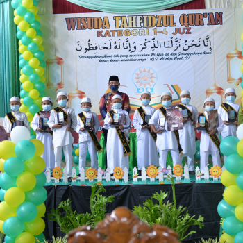 Penyerahan Plakat (1)